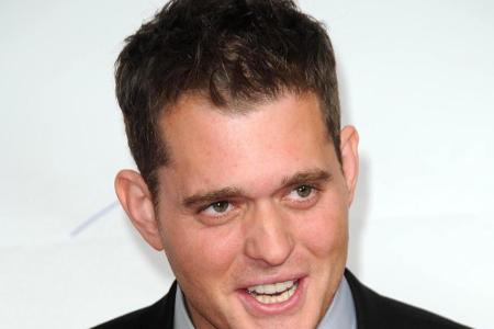 Viele Fans zeigten sich entsetzt, als ein Twitter-Foto von Sänger Michael Bublé auftauchte, auf dem er einen Maiskolben vers...
