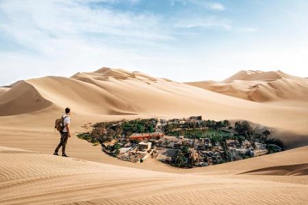 Von 100 Meter hohen Dünen ist die peruanische Oase Huacachina umgeben. Der Ort ist nur wenige Kilometer von der Stadt Ica en...