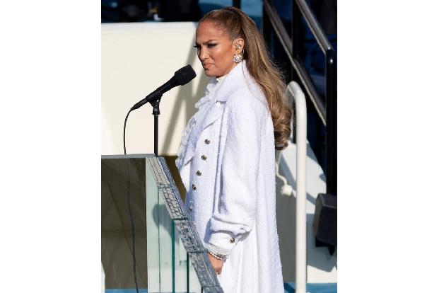 ...Jennifer Lopez anwesend, um auf der Bühne zu singen, zu tanzen und Spenden zu sammeln. Zu dem Zeitpunkt waren bereits ers...