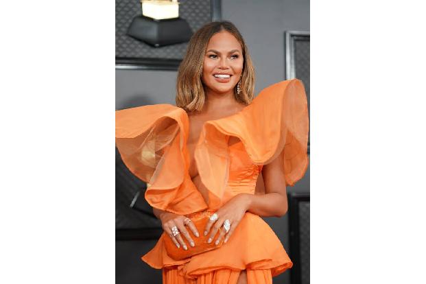 ...Model Chrissy Teigen auf den roten Teppich. Ihre fünf Jahre alte Tochter Luna hatte sie mitgenommen. Da half auch Chrissy...