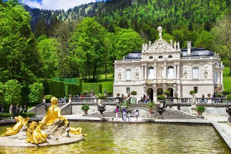 Auch Schloss Linderhof öffnet seine Pforten wieder für Besucher. Der Prachtbau und Schloss Neuschwanstein werden von Besuche...