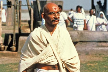 Die meisten werden ihn aber wohl auf ewig mit seiner Darbietung als indischer Widerstandskämpfer Mahatma Gandhi in Verbindun...