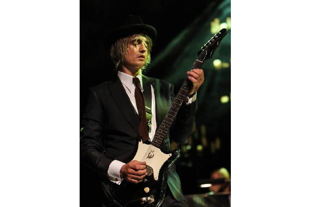 ...welches reisenden Dichtern Unterschlupf bietet. Doch die Band um Sänger Pete Doherty bemüht sich auch um die Gemeinde: Se...