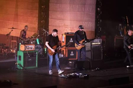 Die schottischen Rocker von Mogwai haben ein Herz für Kinder. Der Name der Band prangt auf den Trikots des Fußballteams von ...
