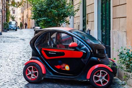 Der günstigste unter den Stromern ist auch der kleinste: Der sparsame Zweisitzer Twizy von Renault ist in der 7,6-kW-Variant...