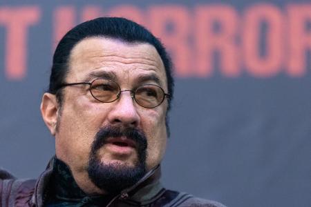 Steven Seagal ist ebenfalls schon länger als Bitcoin-Investor tätig. Dabei überschreitet er auch Grenzen: 2020 hat ihn die A...