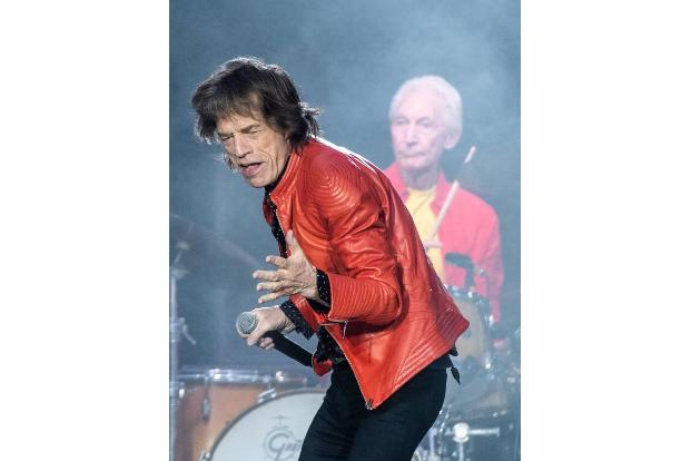 Wer weiß, was da noch kommen kann? Vielleicht schauen sich Alec und Hugh ja noch etwas bei Mick Jagger ab, denn der heute 77...
