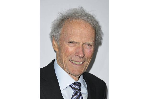 Auch Clint Eastwood, der mittlerweile 90 ist, freute sich nach bereits sieben Kindern mit 65 noch einmal darüber, Vater eine...
