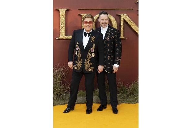 Elton John war 64, als er zusammen mit Ehemann David Furnish den kleinen Zachary Jackson Daniel Furnish-John in die Arme sch...