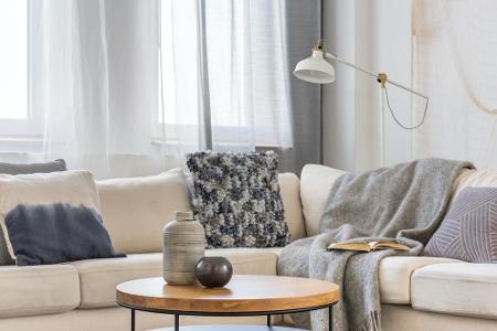 Im Wohnzimmer können runde Couchtische geradlinigen Sofas die Strenge nehmen, wodurch der Raum dynamischer erscheint.