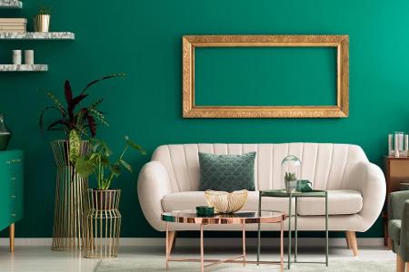 Auch runde, geschwungene Sofas sind ein Blickfang, der am besten aussieht, wenn er mitten im Raum mit Abstand zur Wand posit...