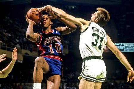 1986 wird Dennis Rodman an 27. Stelle des NBA-Drafts von den Detroit Pistons ausgewählt. Bei den Pistons, die den Beinamen '...