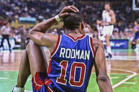 Die Saison 1992/93 ist für Rodman ein echter Tiefpunkt. Seine Frau trennt sich von ihm und hinterlässt einen traumatisierten...