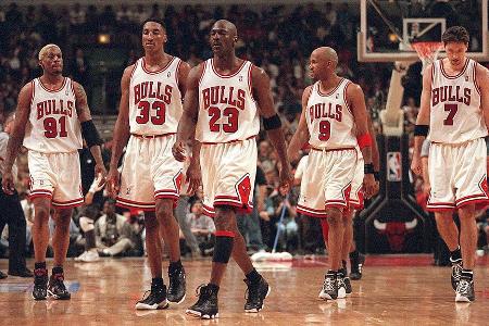 Mit dem 'Superteam' der Bulls feiert Rodman, der den Spitzenamen 'The Worm' (dt. der Wurm) trägt, die sportlich erfolgreichs...