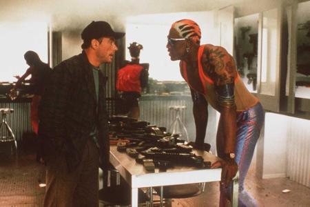 In seiner Freizeit wagt Rodman den ein oder anderen kuriosen Ausflug. So übernimmt der NBA-Profi 1997 unter anderem einen Ga...