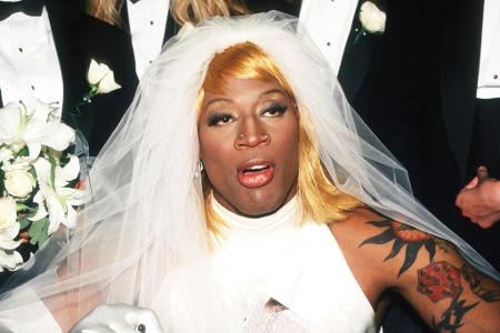 Um 1996 sein erstes Buch ('Bad as i wanna be') zu promoten, schlüpft Rodman in ein Hochzeitskleid und behauptet, er sei bise...