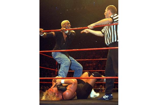 Mit der Basketball-Karriere endet auch seine Laufbahn als Wrestler, die zwischen 1997 und 2000 immerhin drei Jahre andauert ...
