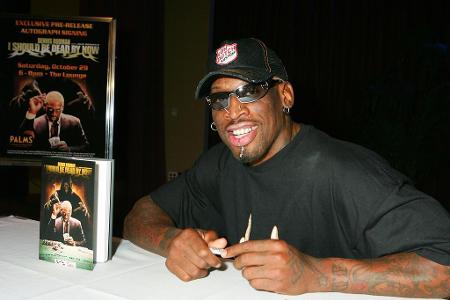 Ganz nebenbei veröffentlicht Rodman im Laufe seines Lebens fünf Bücher. Das Werk mit dem Titel 'I Should Be Dead By Now' pas...
