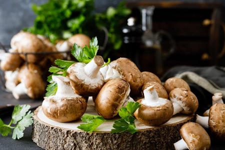Mit rund einem Gramm Kohlenhydrate auf 100 Gramm stehen Pilze ganz oben in der Liste der Low-Carb- Mit rund einem Gramm Kohlenhydrate auf 100 Gramm stehen Pilze ganz oben in der Liste der Low-Carb-