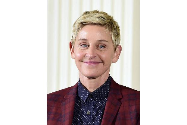 Ellen DeGeneres lebt derzeit bei Freundin und Kollegin Courteney Cox. Das liegt aber nicht daran, dass Ellen Eheprobleme mit... Ellen DeGeneres lebt derzeit bei Freundin und Kollegin Courteney Cox. Das liegt aber nicht daran, dass Ellen Eheprobleme mit...