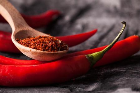 Auch Chilischoten sind echte Wunderwaffen. Wie beim Ingwer erhöht sich durch den Scharfmacher Capsaicin kurzzeitig die Körpe...