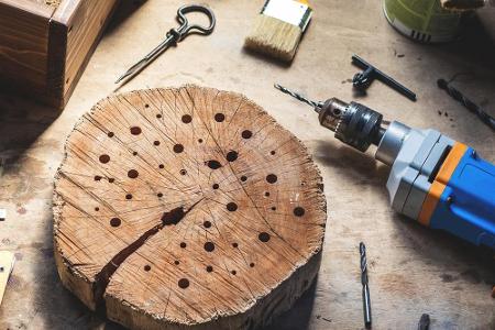 Dann geht es ans Bohren der Löcher, die übrigens nicht in die Stirnseite gehören. Warum? Das Holz kann so reißen, Wasser von...