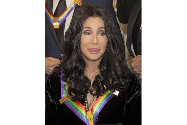 Cher hat zur Feier des Tages, ihrem 75. Geburtstag, eine ganz besondere Neuigkeit verkündet: Ihr Leben soll in einem Biopic ... Cher hat zur Feier des Tages, ihrem 75. Geburtstag, eine ganz besondere Neuigkeit verkündet: Ihr Leben soll in einem Biopic ...