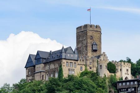 Südlich von Koblenz fließt die Lahn bei Lahnstein in den Rhein. Dort thront die Burg Lahneck, an der die B42 direkt vorbei f...