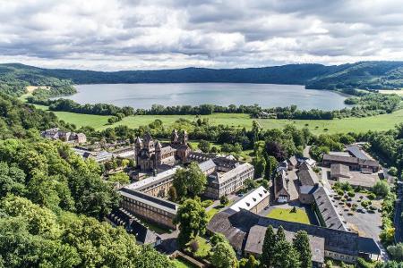 Besonders der Naturpark Laacher See ist entlang der Vulkanstraße einen Abstecher wert, die Bundesstraße 410 und 412 führen w...