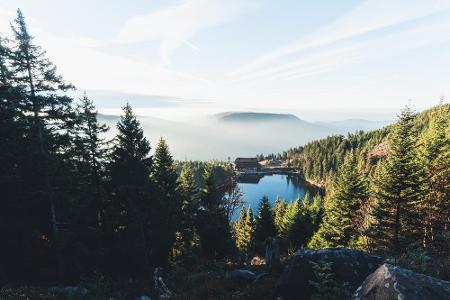 ... und wird dafür mit einem zum Teil atemberaubenden Ausblick entlohnt, beispielsweise am Mummelsee.