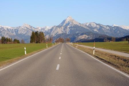 Die deutsche Alpenstraße besticht durch einen nonstop spektakulären Ausblick auf die Alpenregion. Sie verläuft vom Bodensee ...