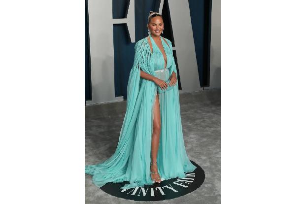 Chrissy Teigen reagiert allergisch auf Höhe. Als sie sich 2019 auf einer Flugreise zu einer Hochzeit im US-Bundesstaat Utah ...