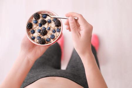 Haferflocken sind großartige pflanzliche Proteinlieferanten. 100 Gramm enthalten etwa 14 Gramm Eiweiß. Damit bilden sie auch...