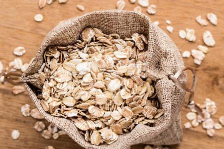 Ein weiterer Grund, Haferflocken regelmäßig zu essen? Sie sättigen lange aufgrund der darin enthaltenen Ballaststoffe. Dabei...