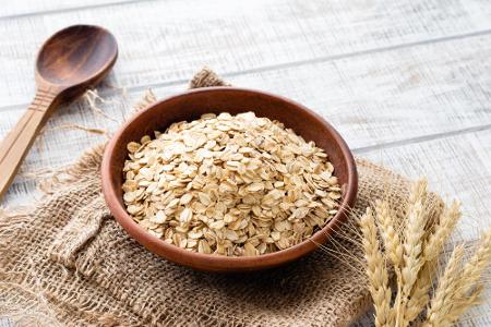 Damit nicht genug: Diese Ballaststoffe sorgen für die Vermehrung gesunder Darmbakterien. Somit können Haferflocken eine gesu...