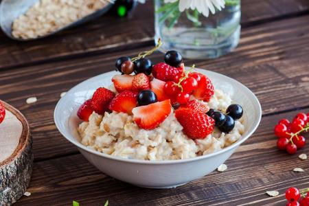 Falls Sie Gewicht verlieren möchten, sind Haferflocken das ideale Frühstück! Anders als ein Marmeladentoast lassen sie aufgr...