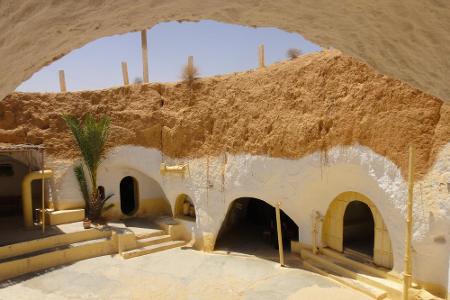 Als Kulisse für den Wüstenplaneten Tatooine, Heimat von Anakin und Luke Skywalker, diente Tunesien. Im Hotel Sidi Driss - im...