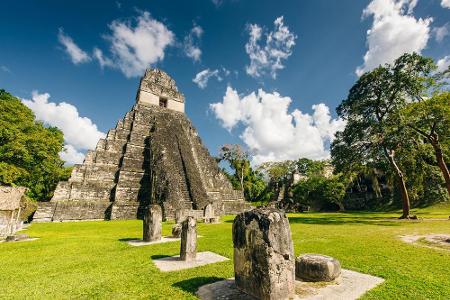 Die antike Maya-Stadt Tikal liegt mitten im Urwald Guatemalas und hatte in 