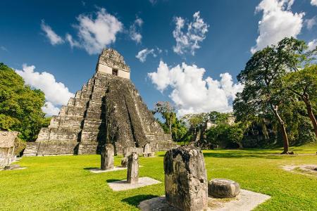 Die antike Maya-Stadt Tikal liegt mitten im Urwald Guatemalas und hatte in 