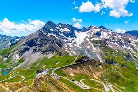 Mit knapp 3.800 Metern ist der Großglockner der höchste Berg Österreichs. An der Grenze zwischen Kärnten und Tirol gelegen, ...