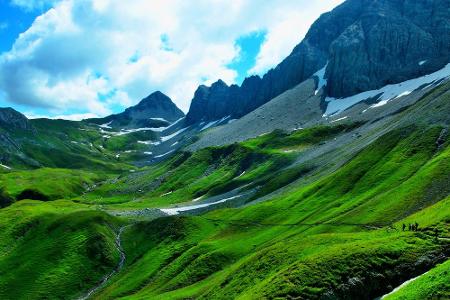 Ein Fluss schlängelt sich durch eine unberührte Landschaft: Willkommen im Lechtal! Über 1.160 verschiedene Blütenpflanzen wa...