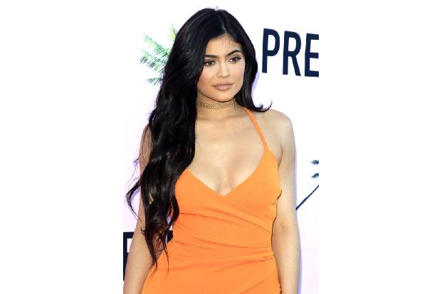 Kylie Jenner hat das Geld, und auch der Vater ihrer Tochter Stormi, Travis Scott, nagt nicht am Hungertuch. Stormi wird also...