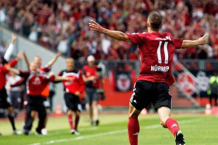 Minuten vor Ende des Rückspiels laufen bereits Laola-Wellen durchs Stadion. Spätestens nach den frühen Toren von Christian E...
