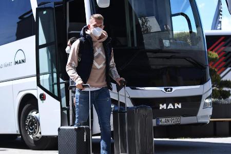 Auch Matthias Ginter von Borussia Mönchengladbach befördert seine Koffer ins Hotel.