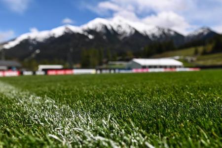 Die schneebedeckten Berge im Hintergrund schaffen ein besonderes Szenario.