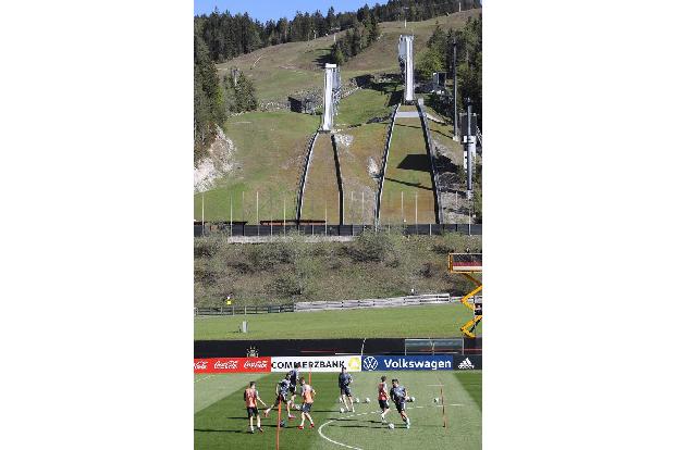 Gut zu erkennen im Hintergrund: Die Skisprungschanze von Seefeld.