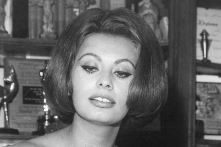 Toupierkamm und Haarspray waren in den 1960er-Jahren ein Muss! Frauen wie Schauspielerin Sophia Loren stylten ihren Bob volu...