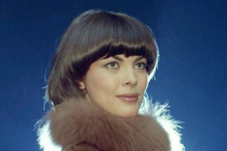 Die 1970er-Jahre verlangten nach Schwung. Sängerin Mireille Mathieu legte mit Perfektion vor: Ihren Bob mit ikonischer Innen...