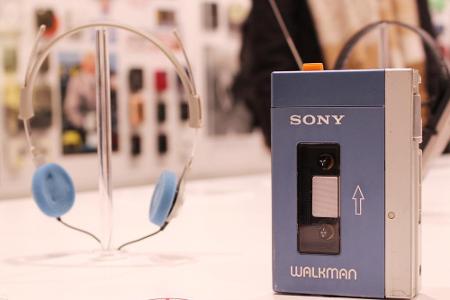 Den mobilen Musikgenuss populär machte Sonys ursprünglicher Walkman. 1979 erschienen, wurde das portable Kassetten-Abspielge...