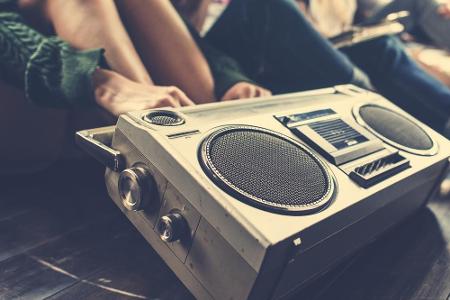 In den 70ern, 80ern und auch 90ern noch recht weit verbreitet, sucht man Ghettoblaster heute dank Bluetooth-Lautsprechern un...